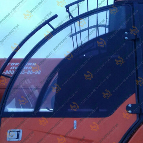 Стекло дверное (1115x1124) с вырезом под петли для автокрана Клинцы (новая кабина) КС-55713 заказать по оптовой цене с доставкой по всей России и СНГ