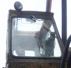 Лобовое стекло кабины на бурильно-сваебойный комплекс БМ-811 заказать по оптовой цене с доставкой по всей России и СНГ