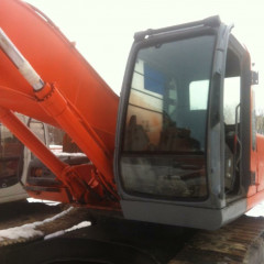 Стекло переднее нижнее 4602563-YC (840x405) гусеничного экскаватора Hitachi ZX 230 заказать по оптовой цене с доставкой по всей России и СНГ