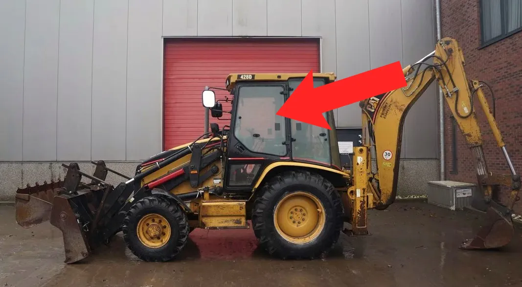 Стекло дверное верхнее левое (закаленное) 1641067 для экскаватора-погрузчика Caterpillar 428d, 432d