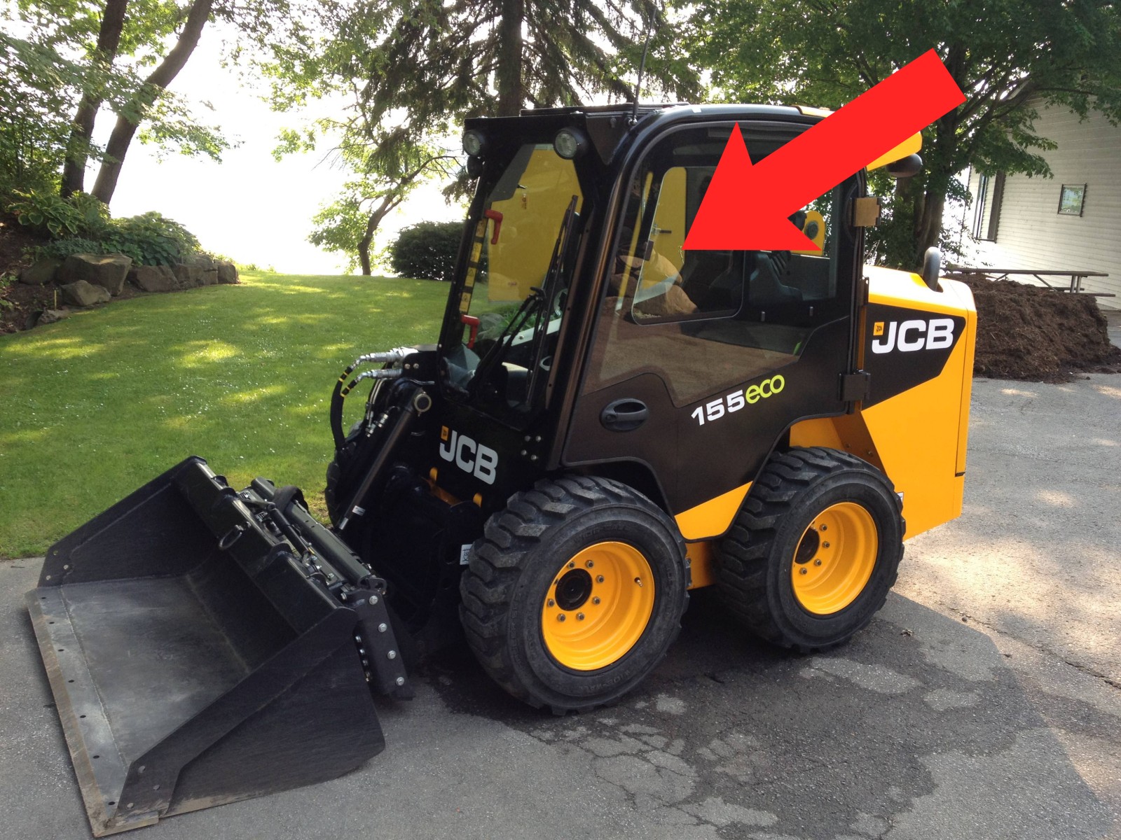 Стекло левая дверная подвижная форточка маленький вырез (закаленное) для мини-погрузчика JCB EcoRobot 155, 255, 260