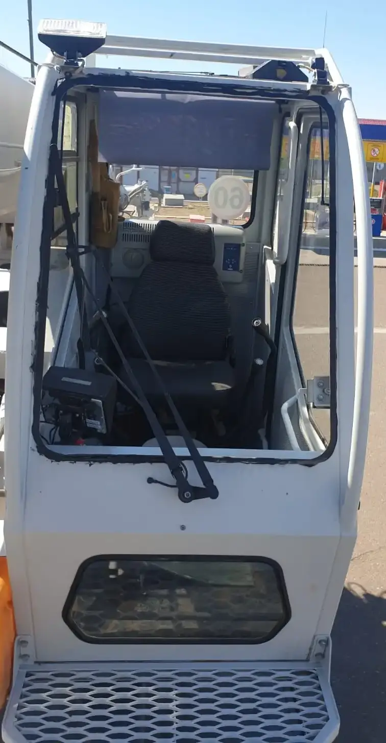 Стекло лобовое триплекс (переднее) 944х700 для кабины СВЭЧЕЛ автокрана Челябинец