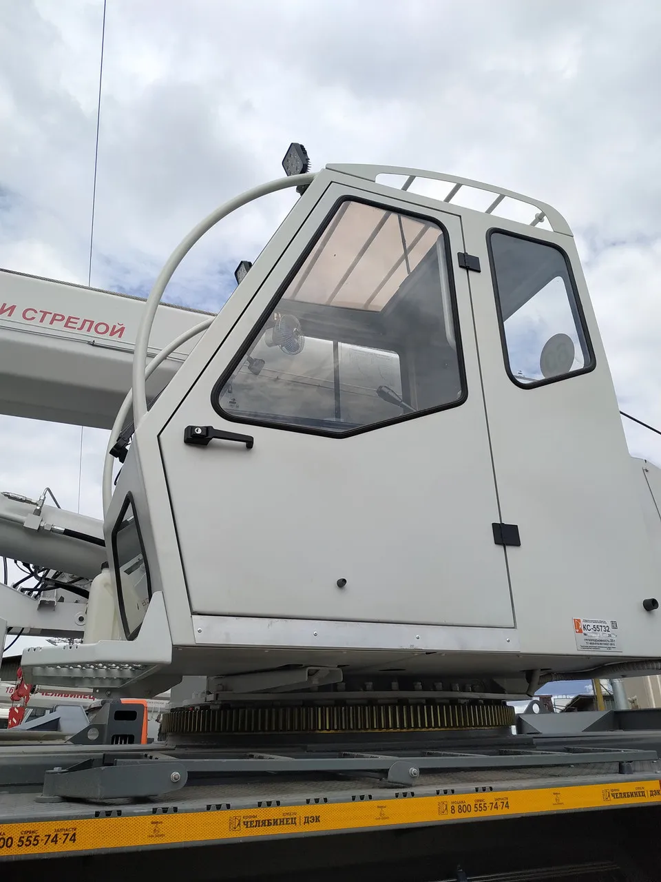 Стекло левое триплекс (косынка) 708х396 для кабины СВЭЧЕЛ автокрана Челябинец