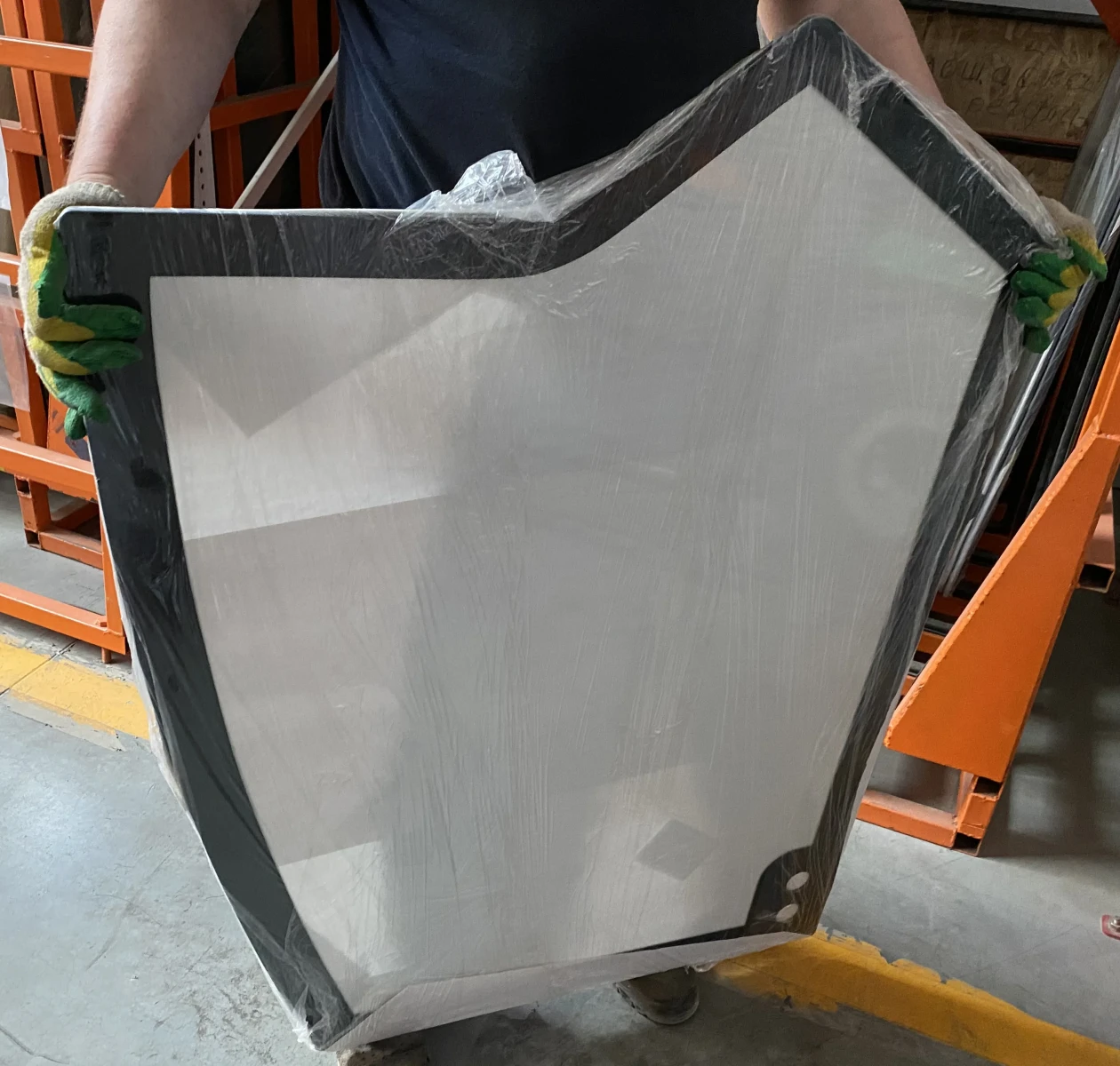 Стекло двери 1164*905, 5мм с отверстиями, шелкография, закаленное автокрана Клинцы КС-55713-5К-3