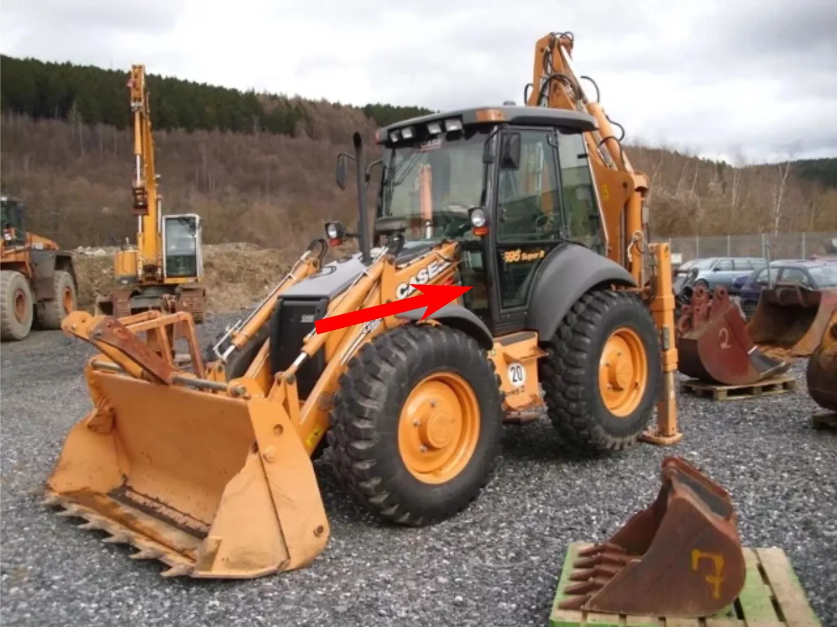 Стекло лобовое нижнее левое (закаленное) 85801623 для экскаватора-погрузчика Case 580R, 580T, 580SR, 695SR