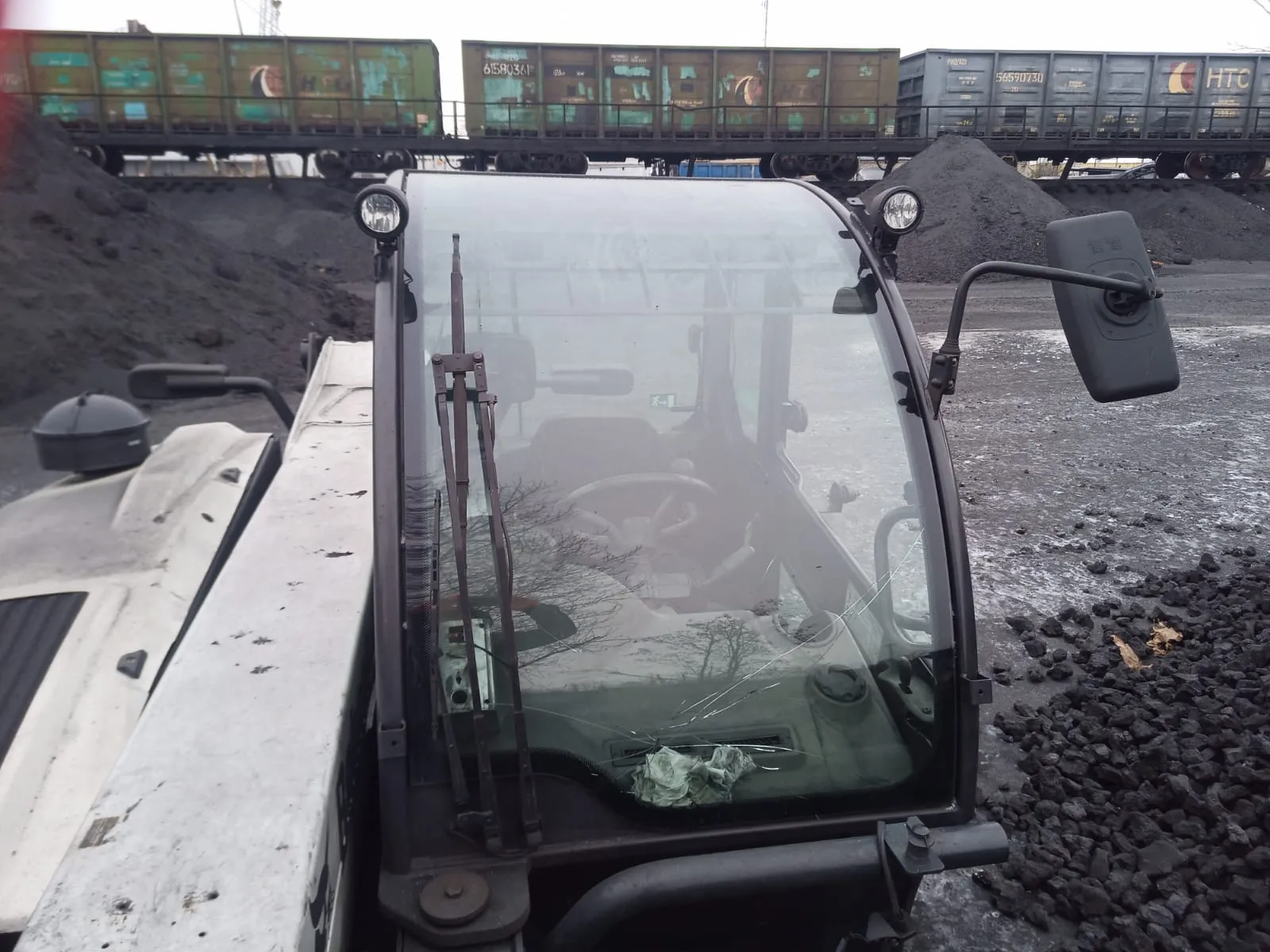 Стекло лобовое (триплекс) для погрузчика телескопического Bobcat T3571, T3571L