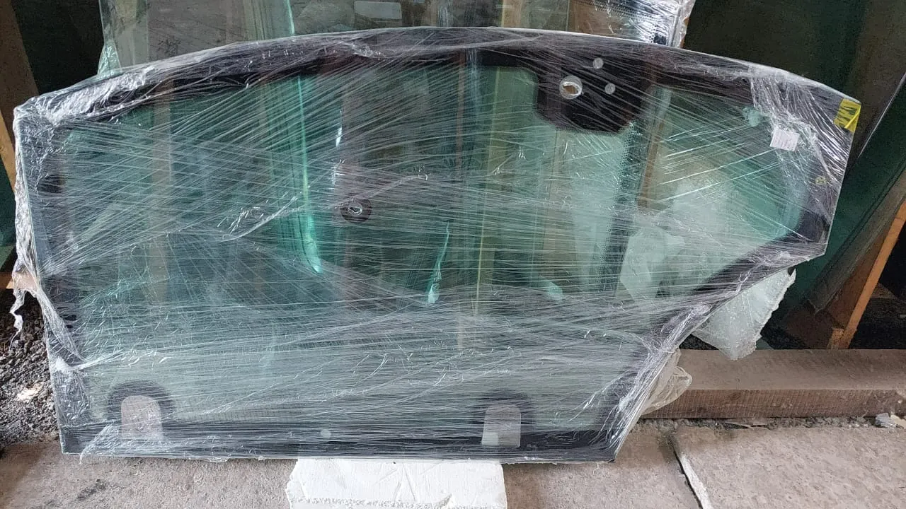 Стекло дверное правое (закаленное) для экскаватора-погрузчика Bobcat B700, 730, 750, 780