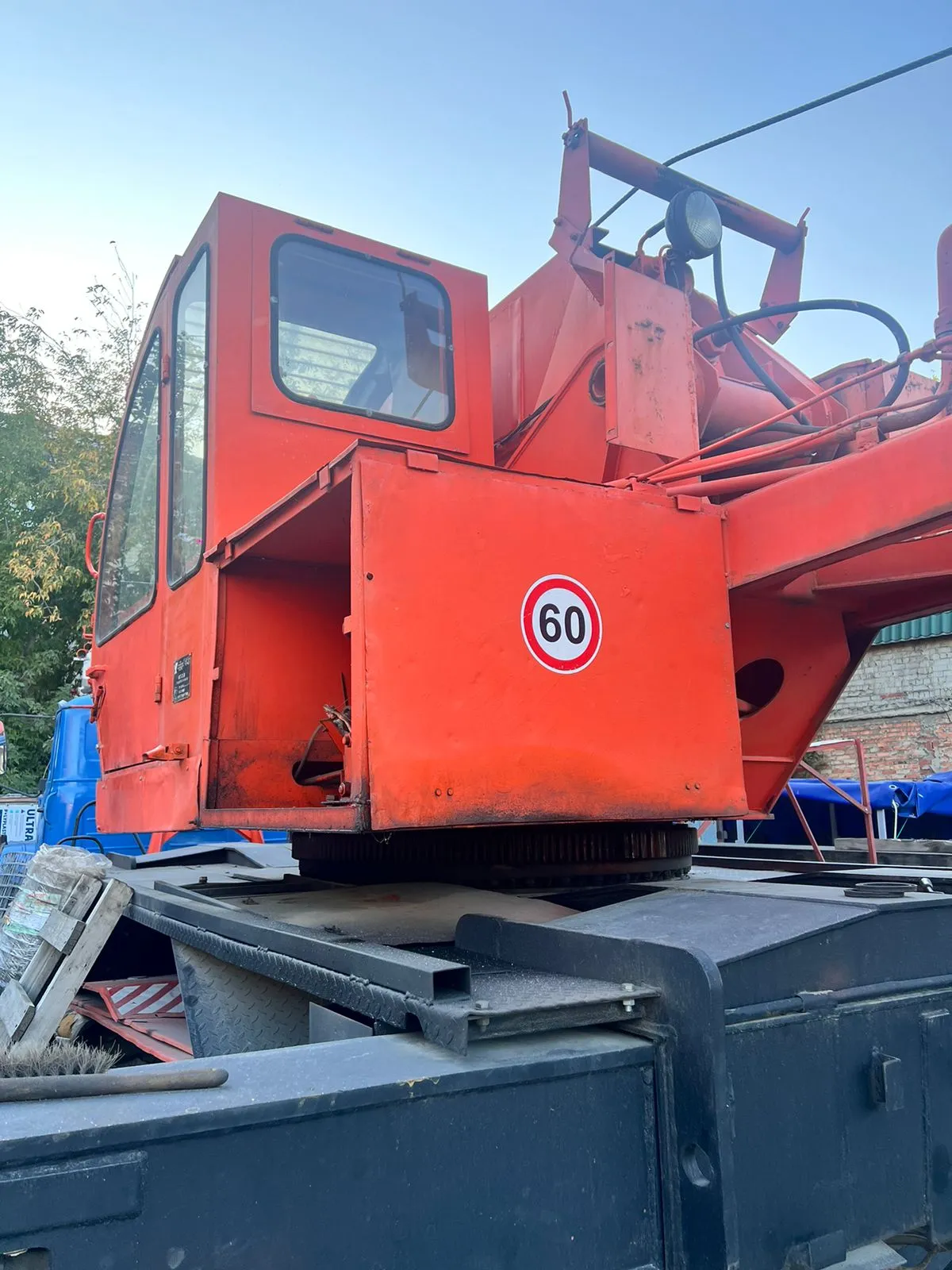 Стекло заднее МКТ-25.1065.63.00.00.01 (555х485) для автокрана Ульяновец МКТ-16, МКТ-20, МКТ-25, МКАТ-16, МКАТ-20, МКАТ-25, МКТБ-30, МКТБ-40, МКТБ-50