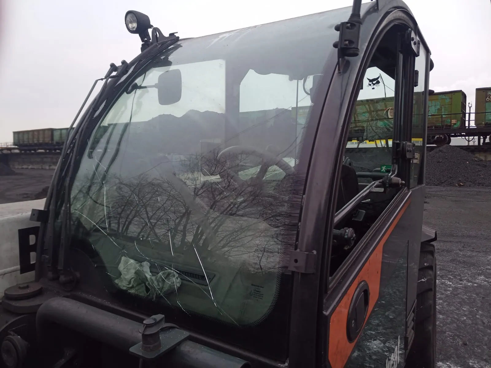 Стекло лобовое (закаленное) для погрузчика телескопического Bobcat T2250