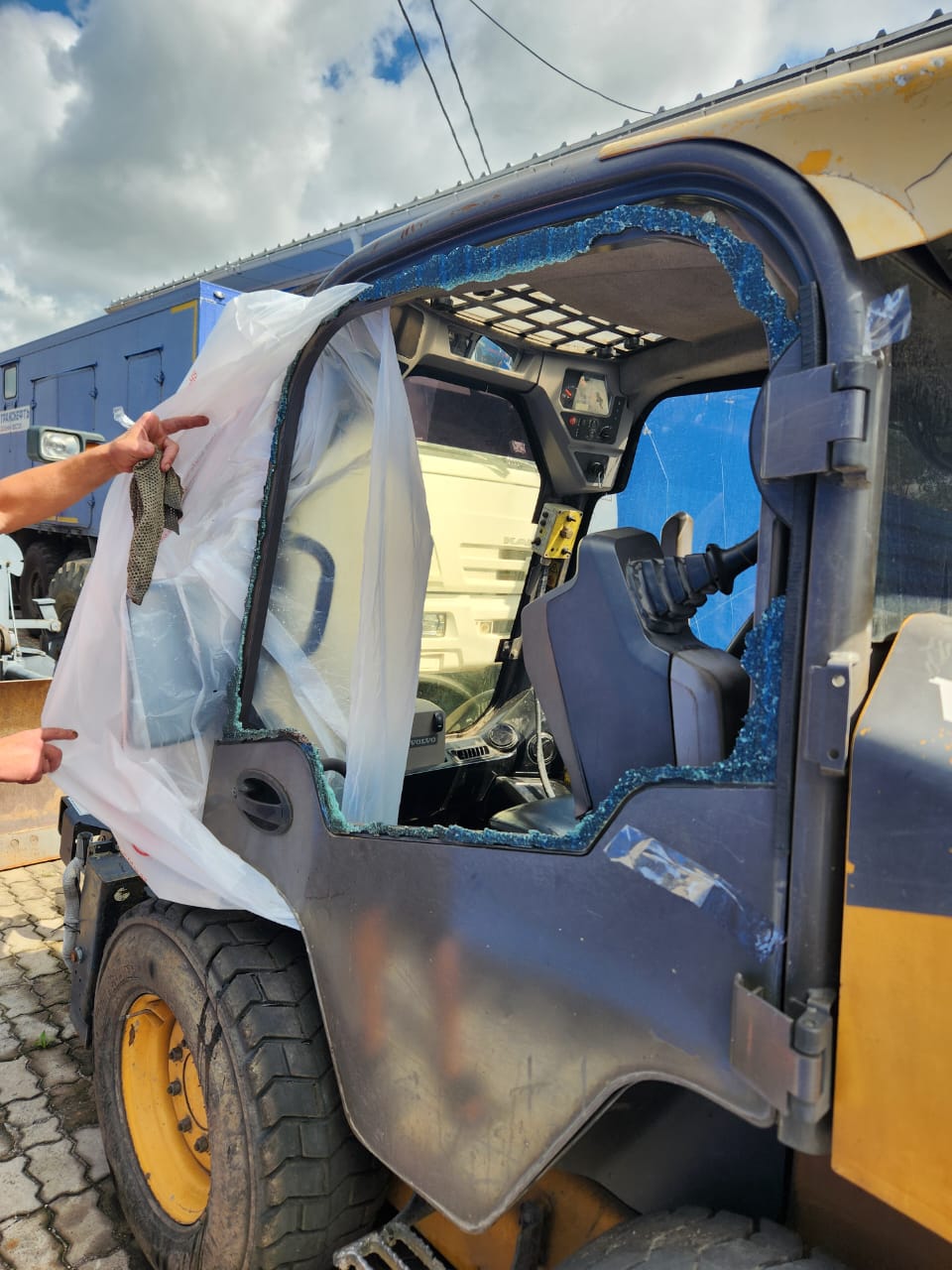 Стекло дверное левое с вырезом под форточку большой вырез (закаленное) для мини-погрузчика Volvo MC135C, MC110C, MC115C