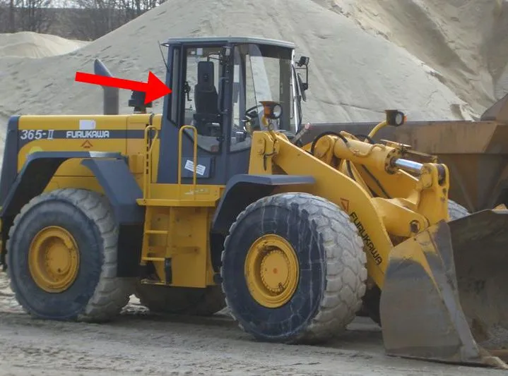 Стекло заднее правое 957х173 фронтального погрузчика Furukawa 365-II 