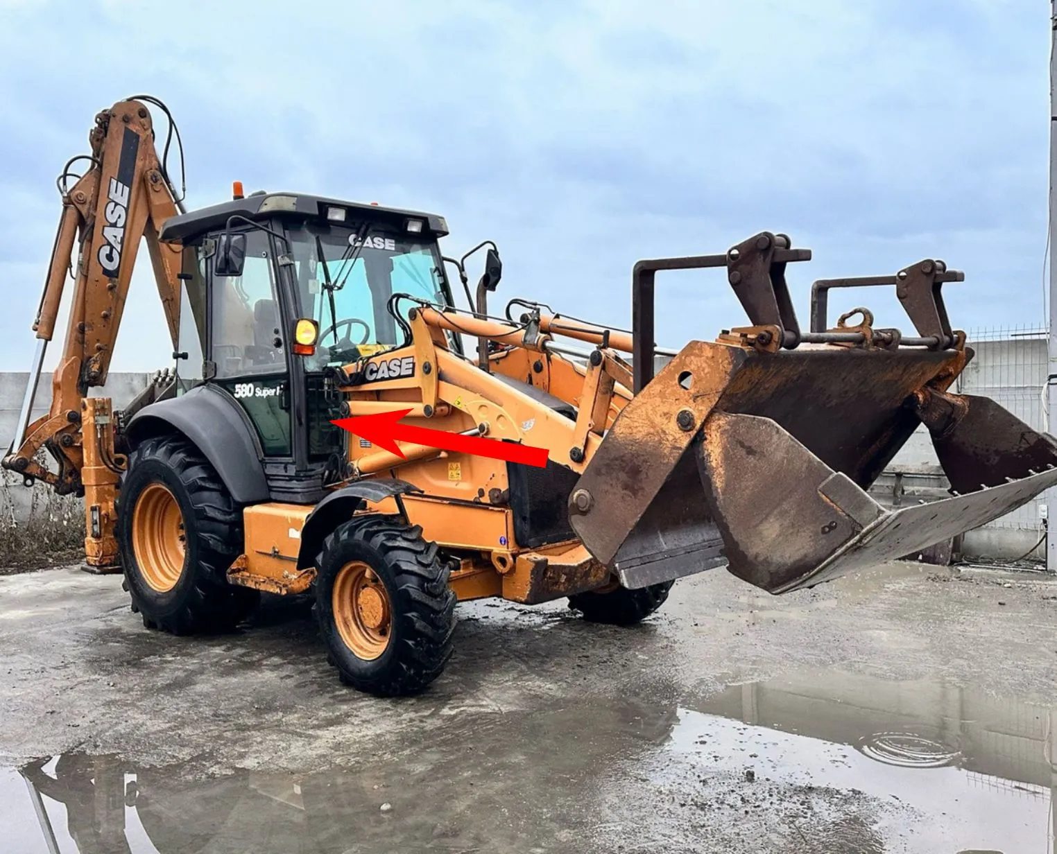 Стекло лобовое нижнее правое (закаленное) 85801622 для экскаватора-погрузчика Case 580R, 580T, 580SR, 695SR