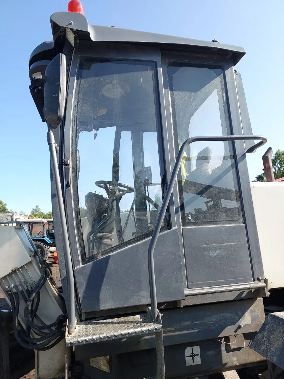 Стекло боковое 274.04.00.00.003 от автогрейдера ГС-14.02, ГС-18,05