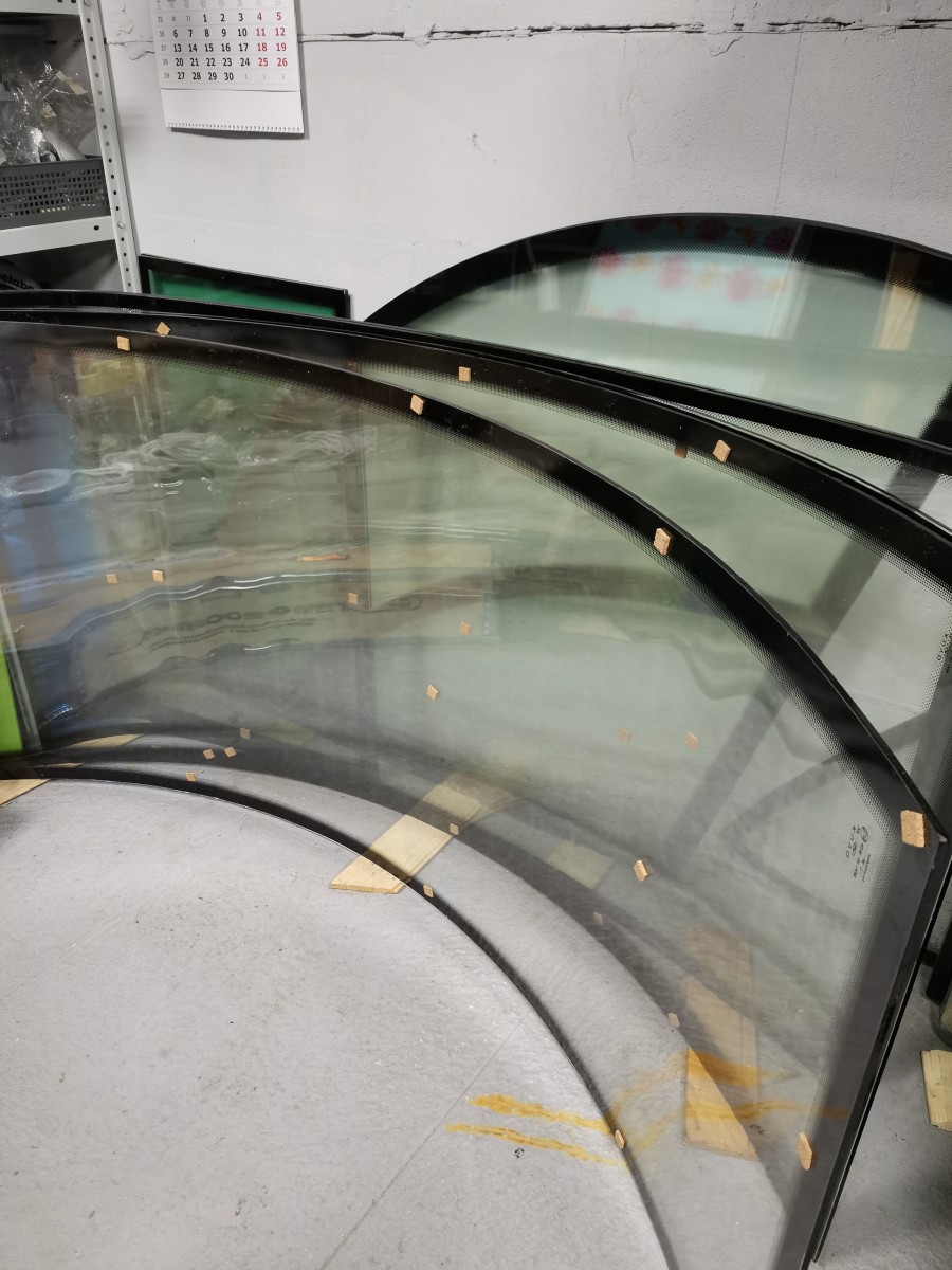 Стекло ветровое КМК 1.01-5206011 (1748х800) для автокрана Машека (новая кабина) КС-55727