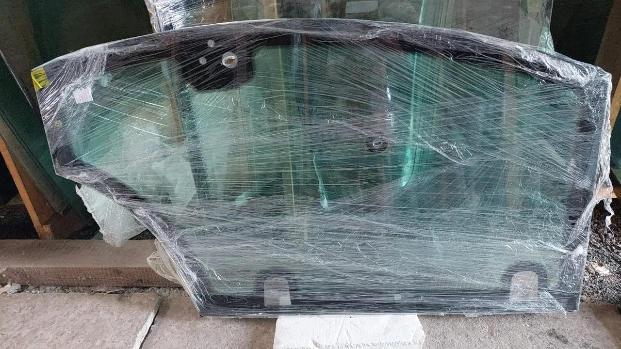 Стекло дверное левое (закаленное) для экскаватора-погрузчика Bobcat B700, 730, 750, 780