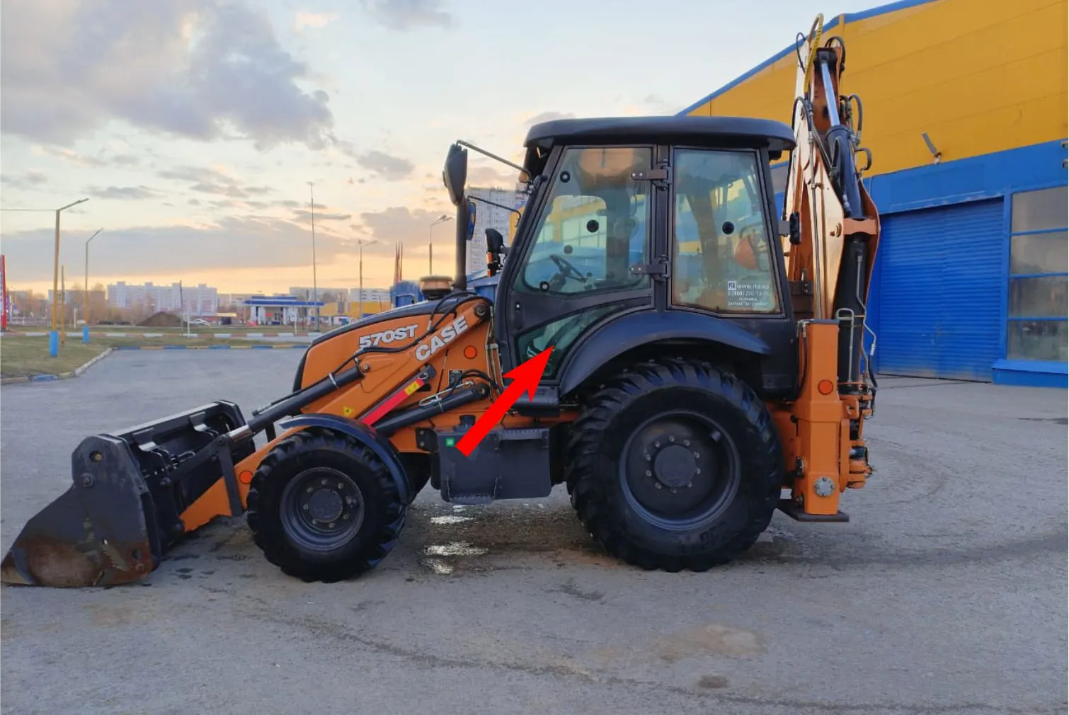 Стекло дверное левое нижнее (закаленное) 47685522 для экскаватора-погрузчика Case 570ST