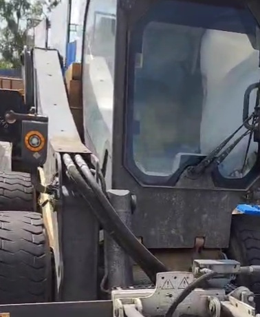 Стекло лобовое (триплекс) для мини-погрузчика Volvo MC135C, MC110C, MC115C