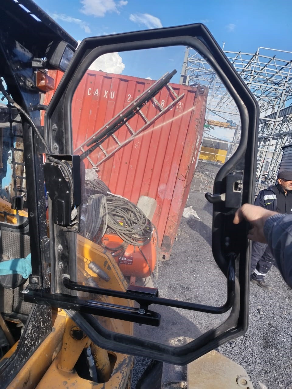 Стекло лобовое 1030х600 71S7-00360 для мини-погрузчика Нуundai HSL650-7, HSL850-7, HSL650-7A, HSL850-7A триплекс