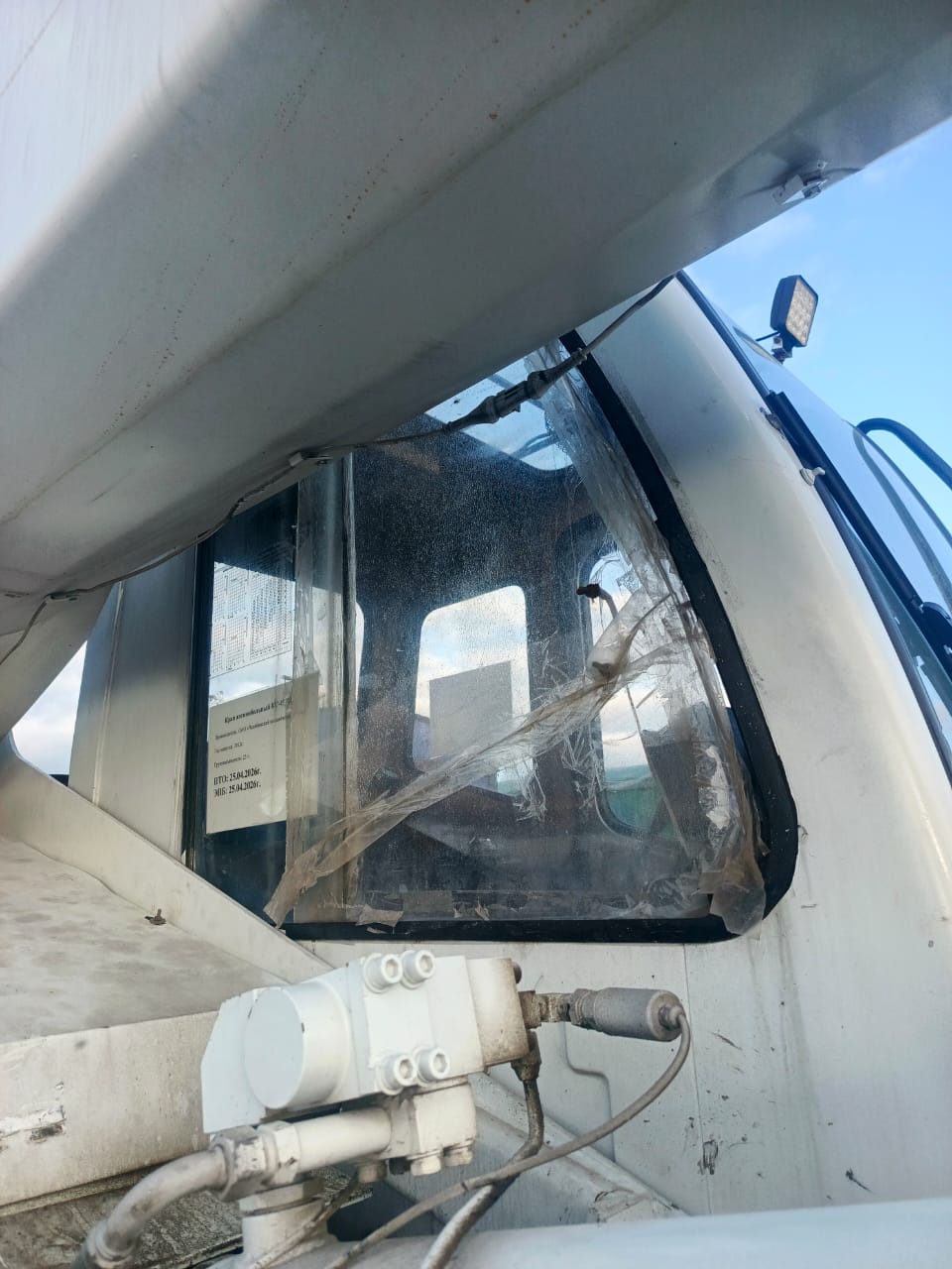 Стекло форточки подвижное правое RSG 008 (800x665) для автокрана Челябинец (новая кабина) КС-45721, КС-55730, КС-55732, КС-55733