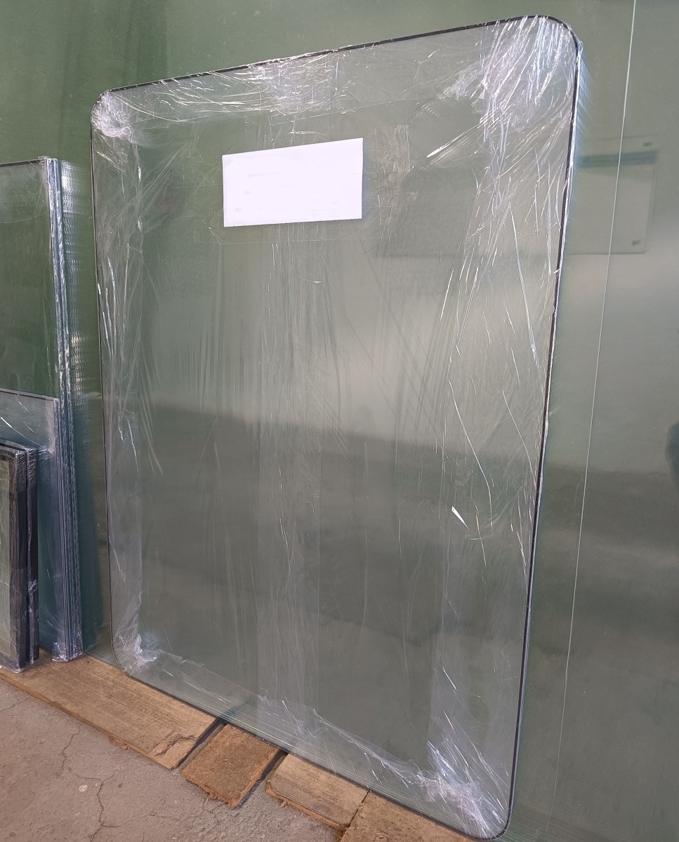 Стекло лобовое триплекс (переднее) 944х700 для кабины СВЭЧЕЛ автокрана Челябинец