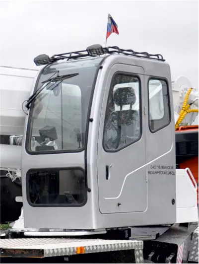 Стекло дверное левое RSJ (780х745) для автокрана Челябинец (новая кабина)