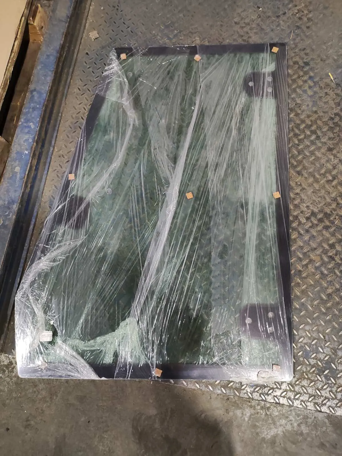 Стекло кузовное боковое правое экскаватора / фронтального погрузчика Елаз 204970236 ELAZ-BL 880 (5мм, зелёное) 1077х794