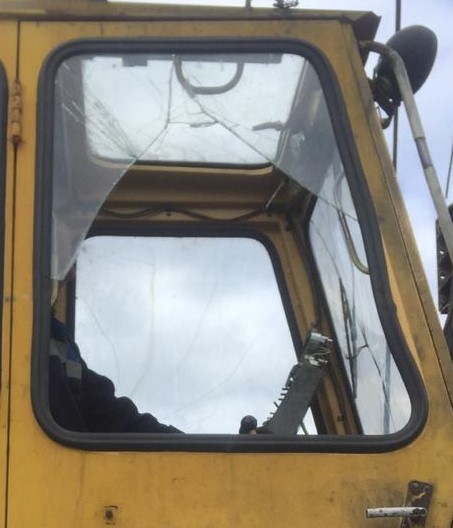 Дверное большое боковое стекло кабины на бурильно-сваебойный комплекс БМ-811