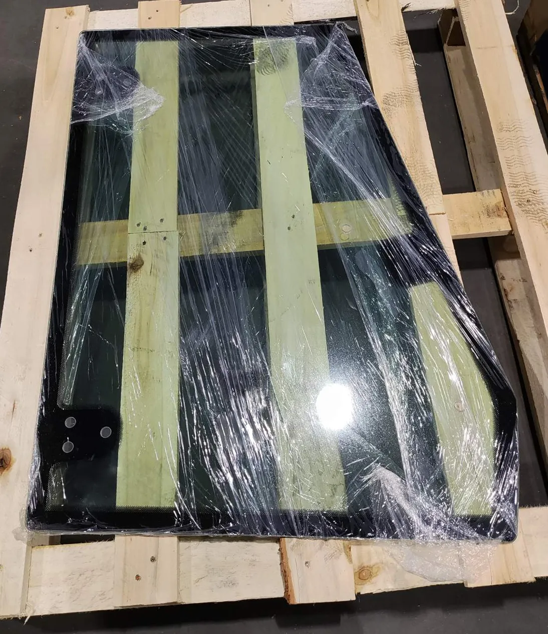 Стекло кузовное боковое левое экскаватора / фронтального погрузчика Елаз 204970237 ELAZ-BL 880 (5мм, зелёное) 1077х794