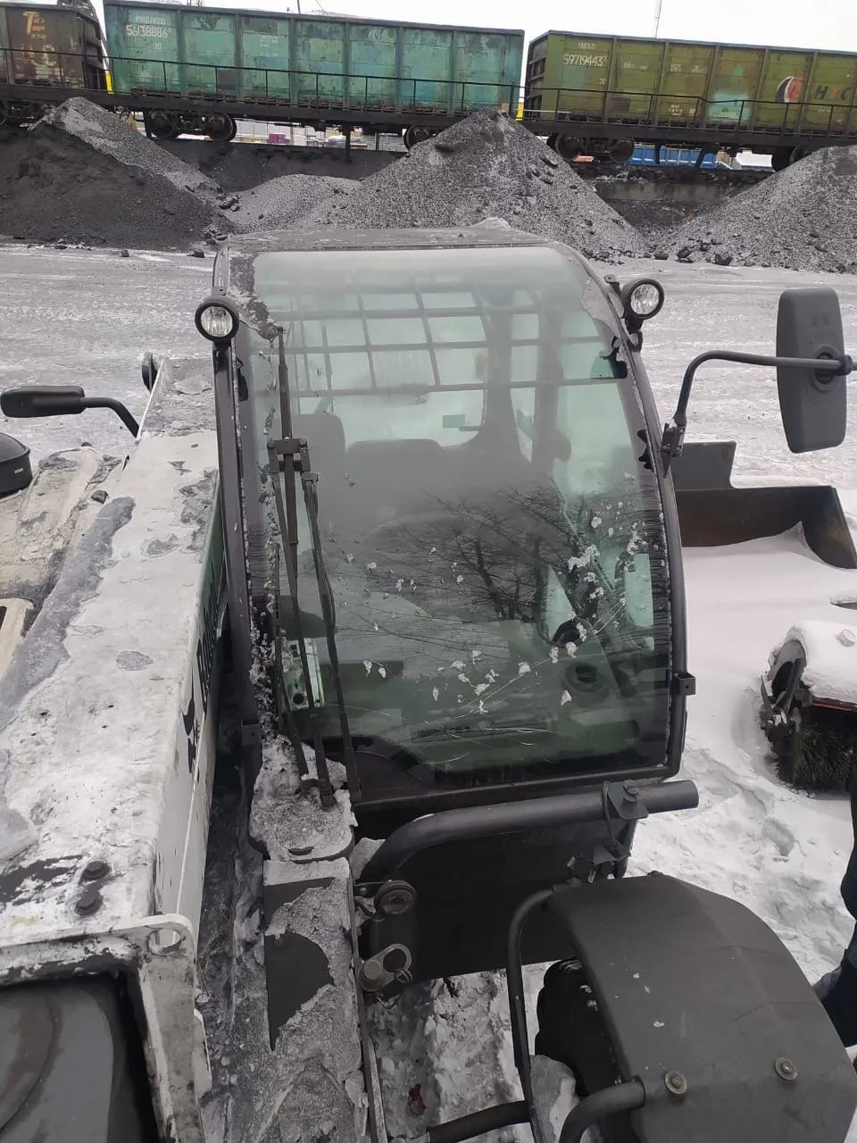 Стекло дверное левое нижнее (закаленное) для погрузчика телескопического Bobcat TL360, TL470