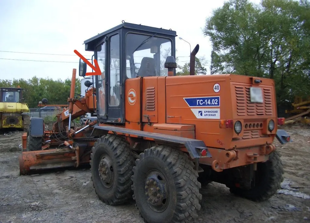 Стекло дверное 250.04.00.00.001 от автогрейдера ГС-14.02, ГС-18,05