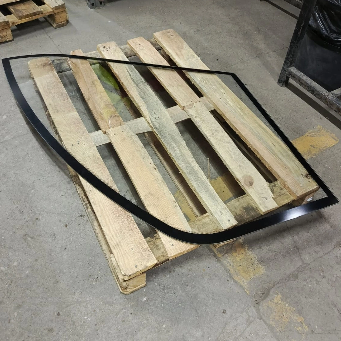 Стекло двери СНЛК 1016-01.13.00.02 (987х1240) для автокрана Машека КС-55727