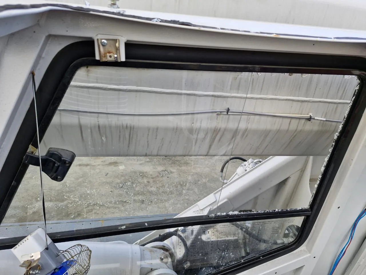 Стекло правое триплекс (цельное) 1126х869 для кабины СВЭЧЕЛ автокрана Челябинец