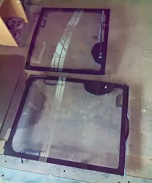 Стекло верхнее люк 692х643 под вклейку (триплекс) автокрана Челябинец