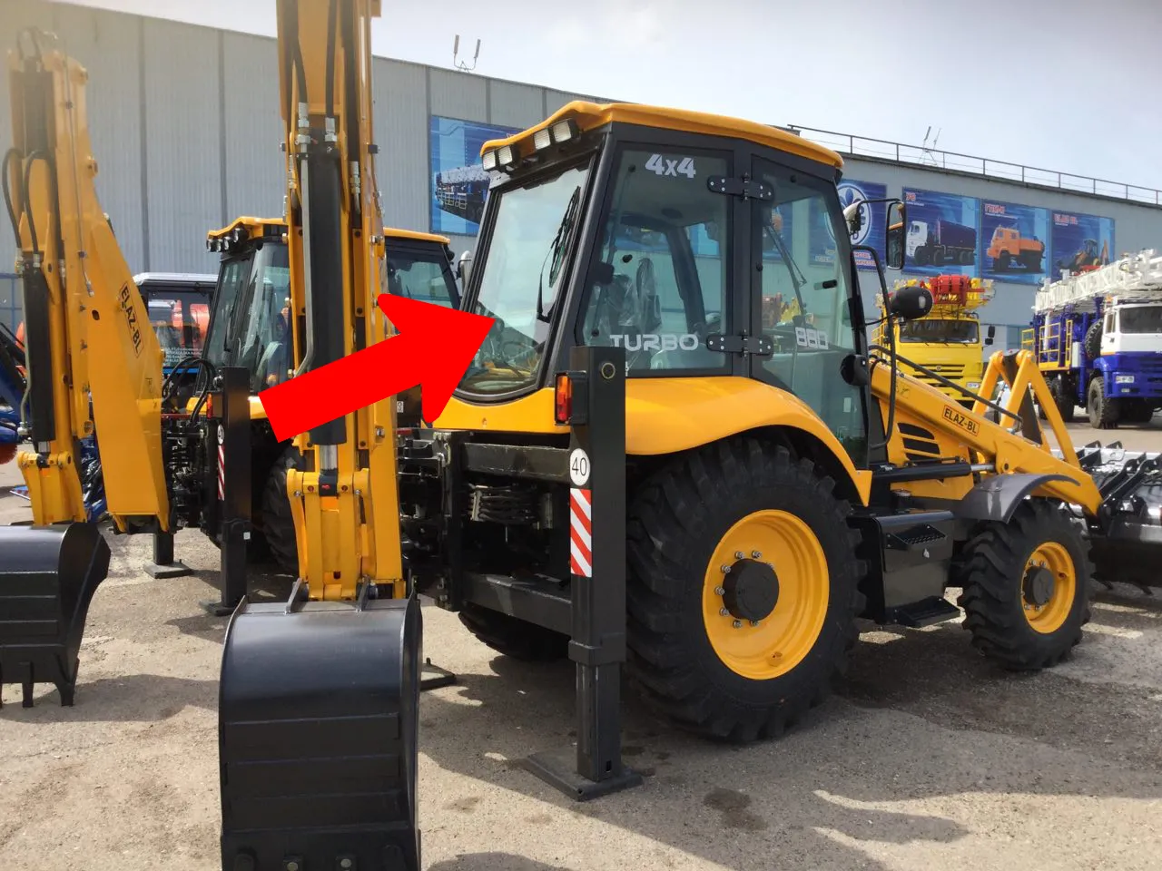 Стекло заднее кабины экскаватора / фронтального погрузчика Елаз  без токообогрева 204970231 ELAZ-BL 880 (5мм, зелёное) 1150х905