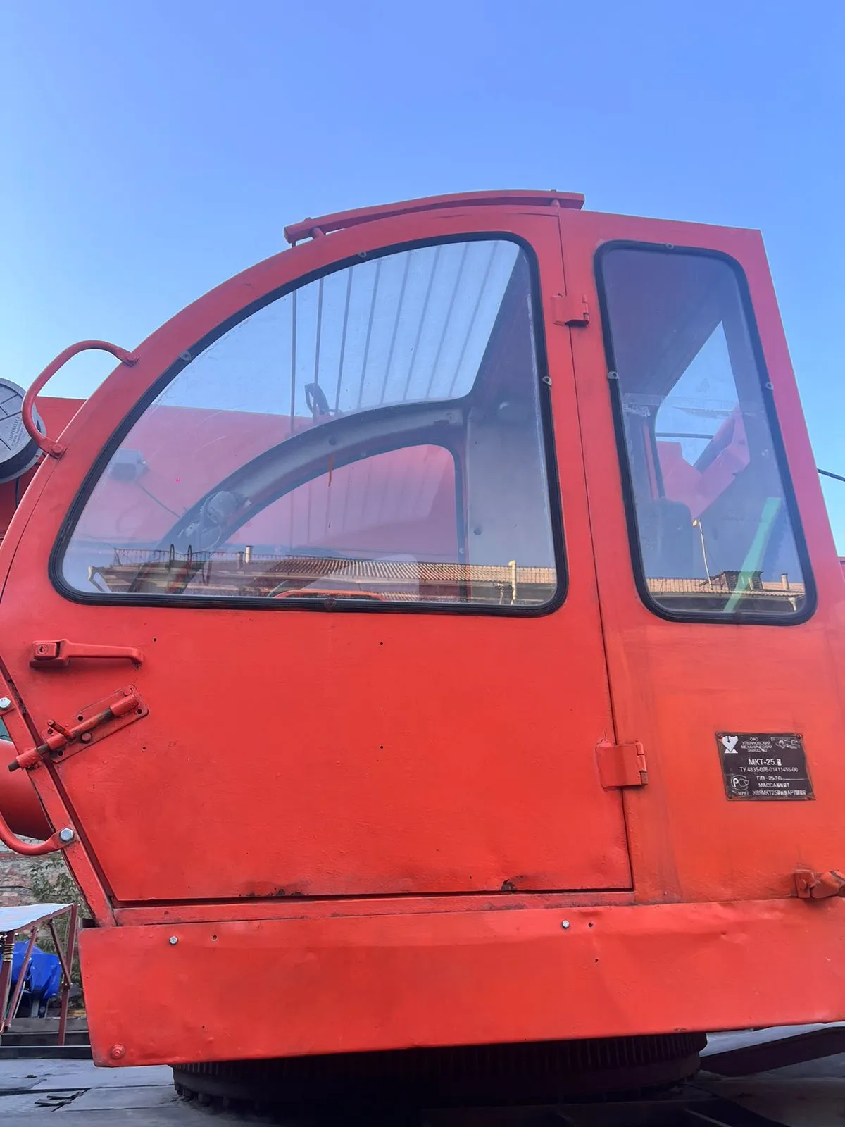 Стекло боковое малое МКТ-25.1065.60.00.00.02 (925х350) для автокрана Ульяновец МКТ-16, МКТ-20, МКТ-25, МКАТ-16, МКАТ-20, МКАТ-25, МКТБ-30, МКТБ-40, МКТБ-50