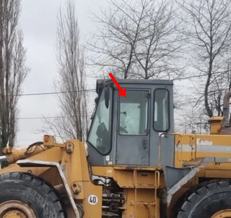 Стекло двери левое 1268х588 на фронтальный погрузчик Furukawa 365-II