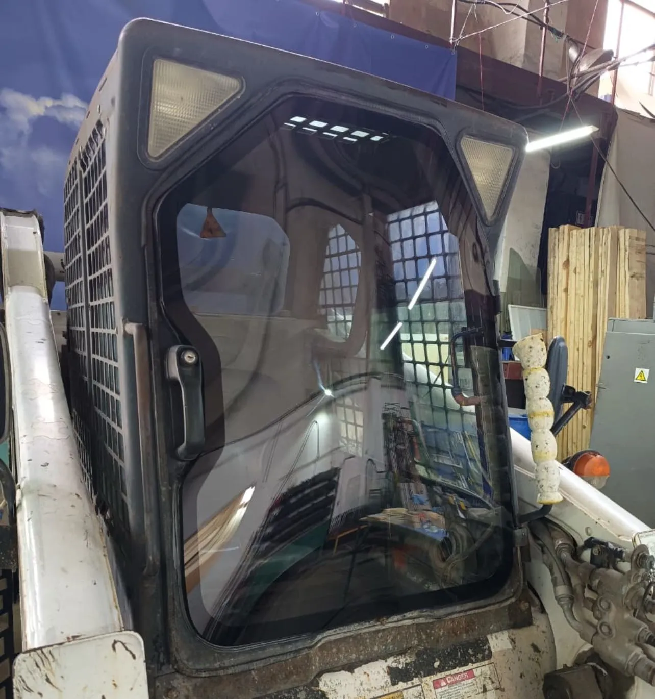 Стекло лобовое с отверстиями под дворник 5 мм (закаленное) 6735776; 6729776 для мини-погрузчика Bobcat S130, 150, 160, 175, 185, 205, 250, 250, 330, Т180