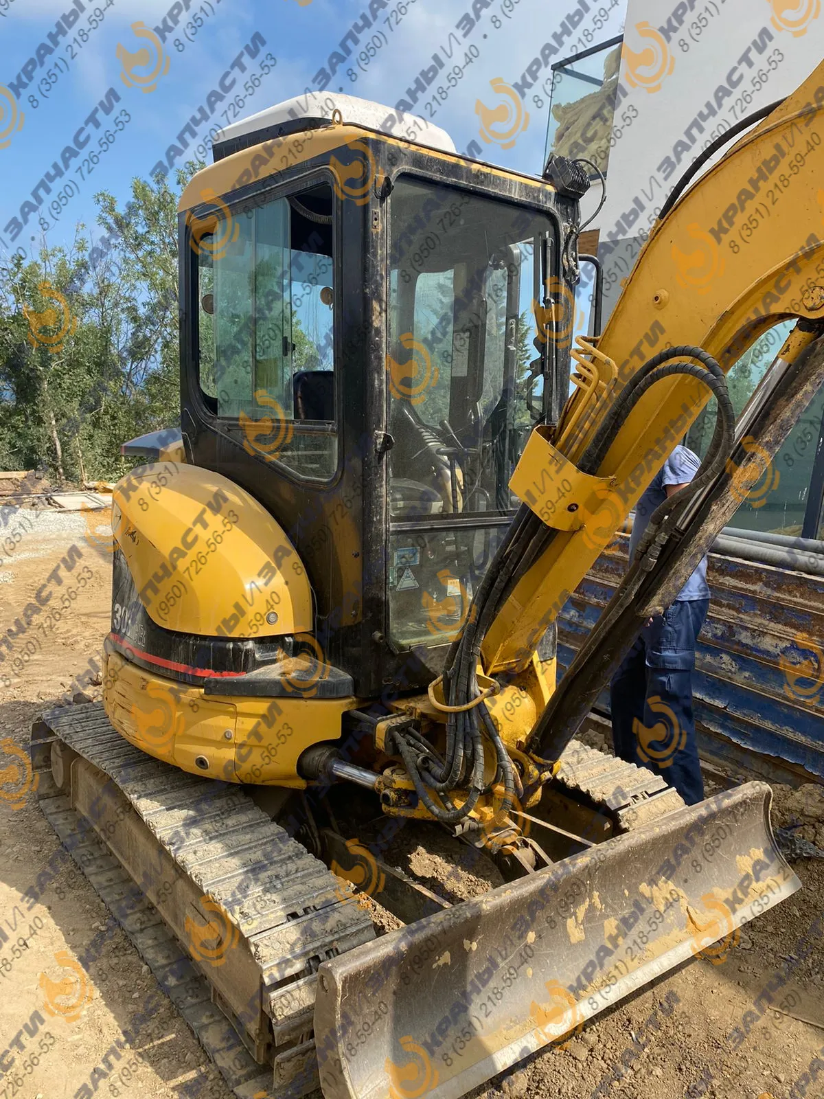 Стекло заднее (закаленное) для мини-экскаватора Caterpillar 303.5DCR