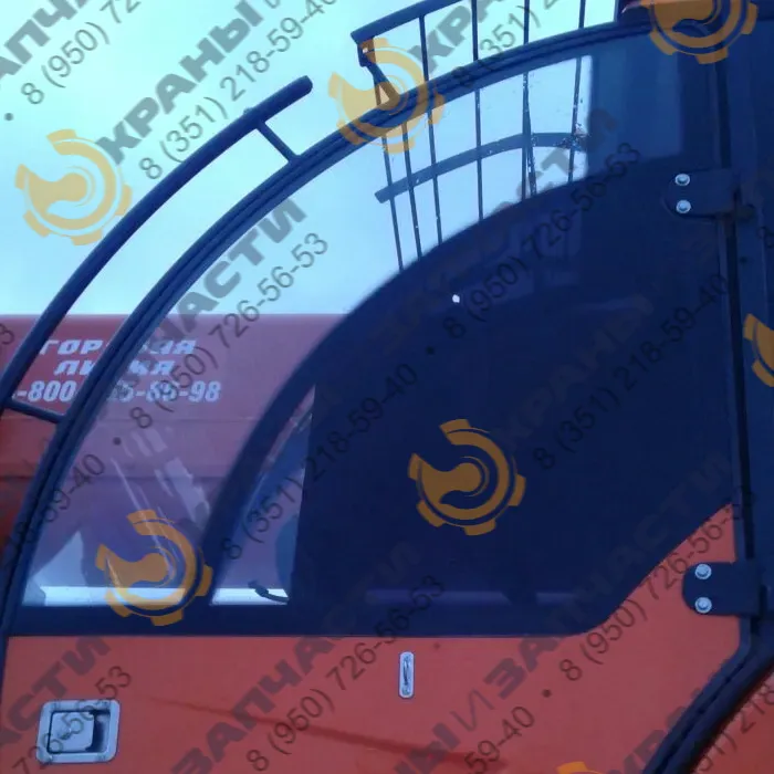 Стекло дверное (1115x1124) с вырезом под петли для автокрана Клинцы (новая кабина) КС-55713