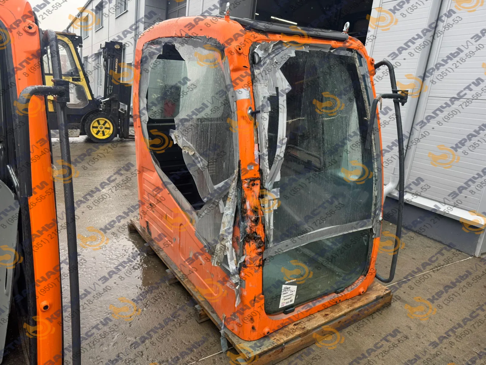 Стекло лобовое нижнее (триплекс) для экскаватора Doosan DX300LCA