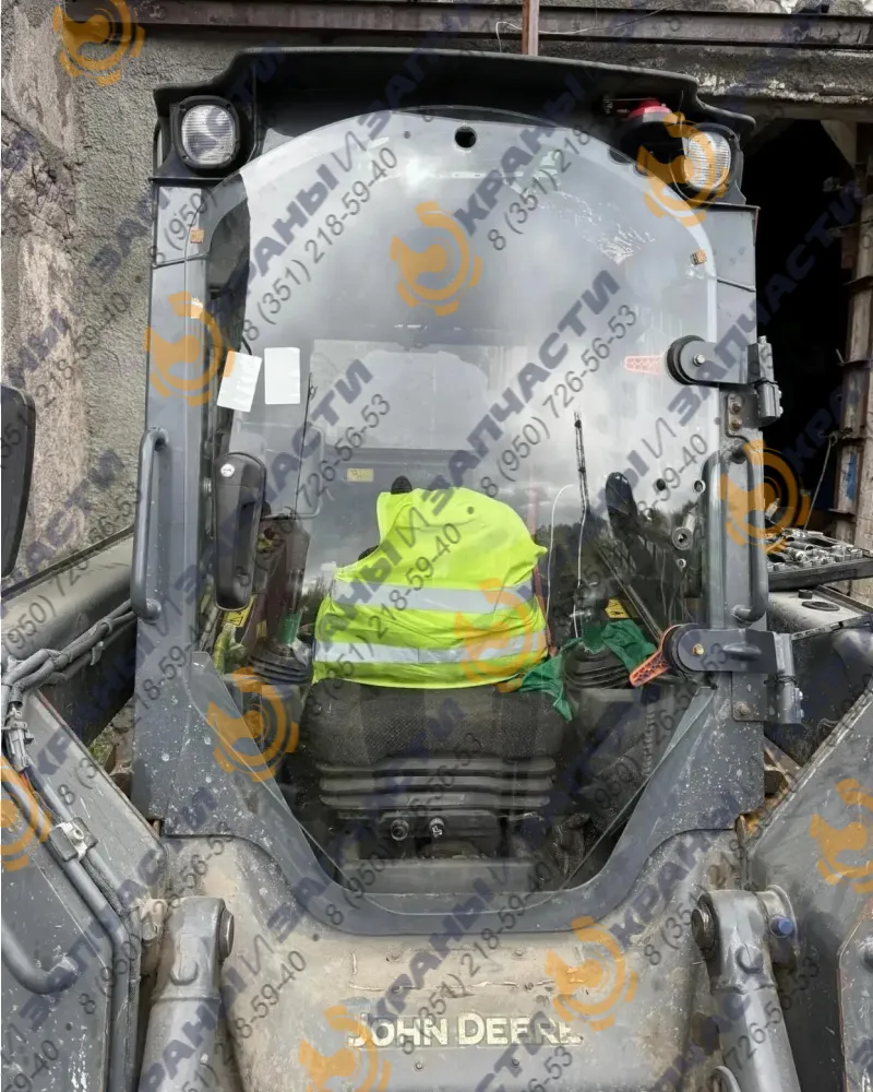Стекло лобовое T312628 1155х450/ 1135х402, 11/9 отв. 2018 г. John Deere 312GR–328D