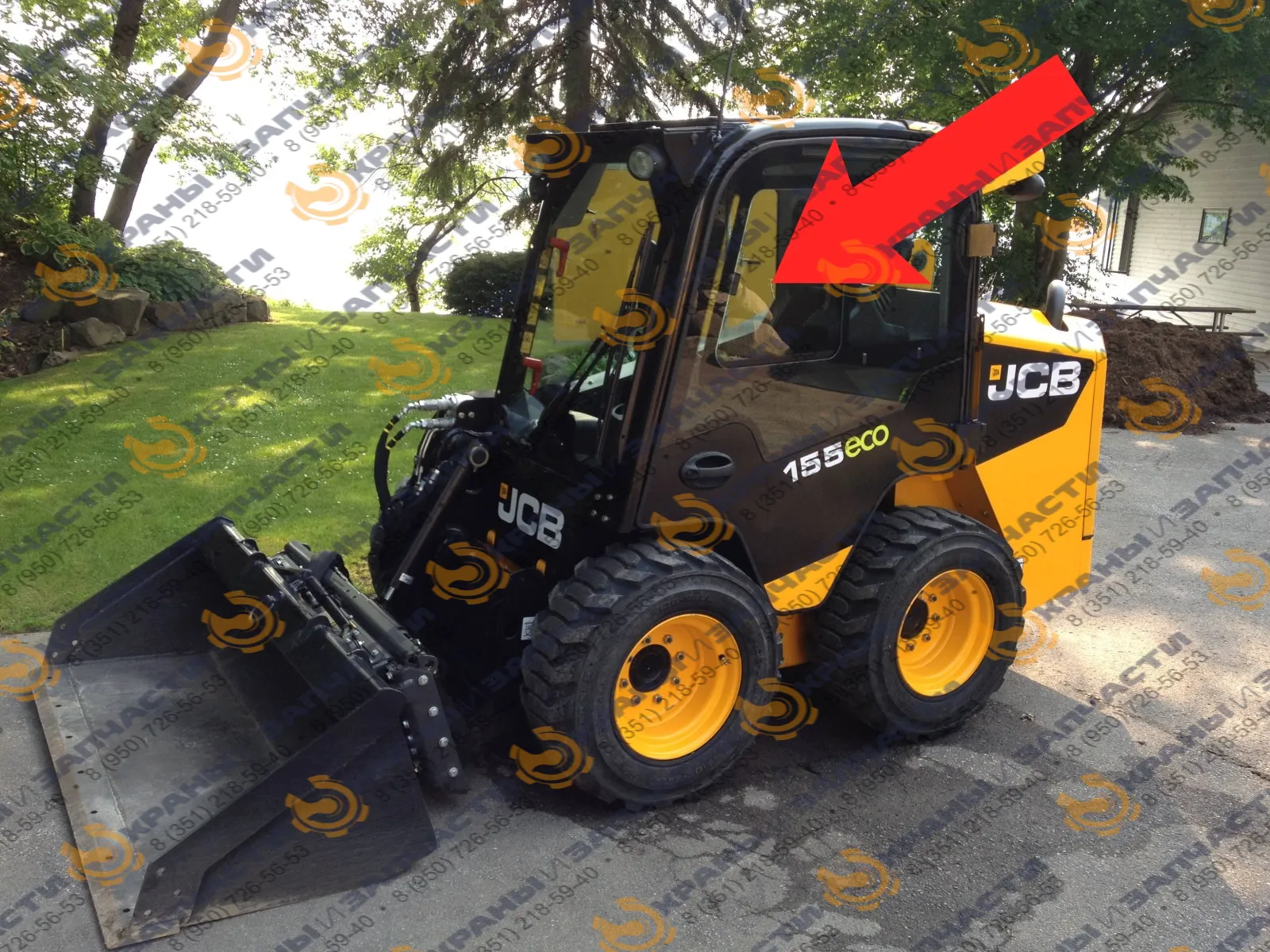 Стекло левая дверная подвижная форточка маленький вырез (закаленное) для мини-погрузчика JCB EcoRobot 155, 255, 260