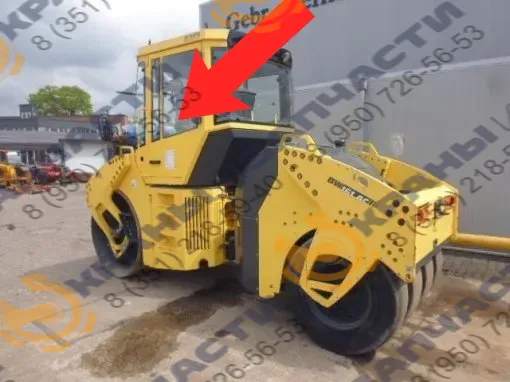 Стекло дверное левое (закаленное) для катка Bomag Bw161Ac