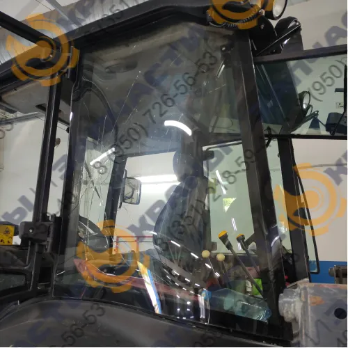 Стекло 1226х856 мм кузовное, гнутое, заднее левое (закаленное) T100029, T123603 для экскаватора-погрузчика Terex TLB840, TLB890, TLB890