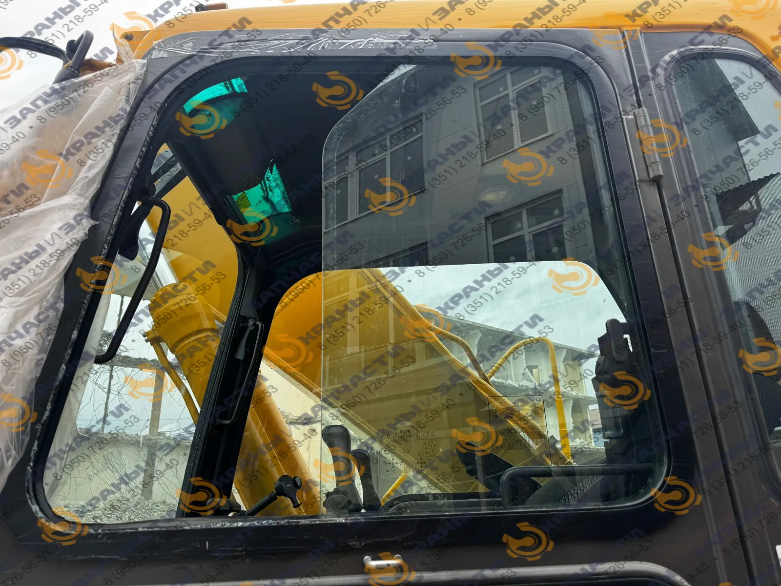 Стекло-форточка левой двери левая экскаватора Sdlg LG6210E, LG6250E, LGCE E6255F