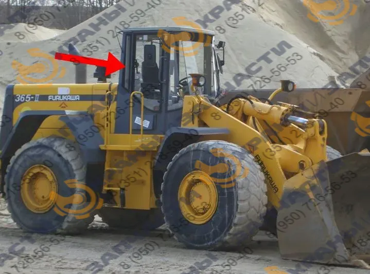 Стекло заднее правое 957х173 фронтального погрузчика Furukawa 365-II 