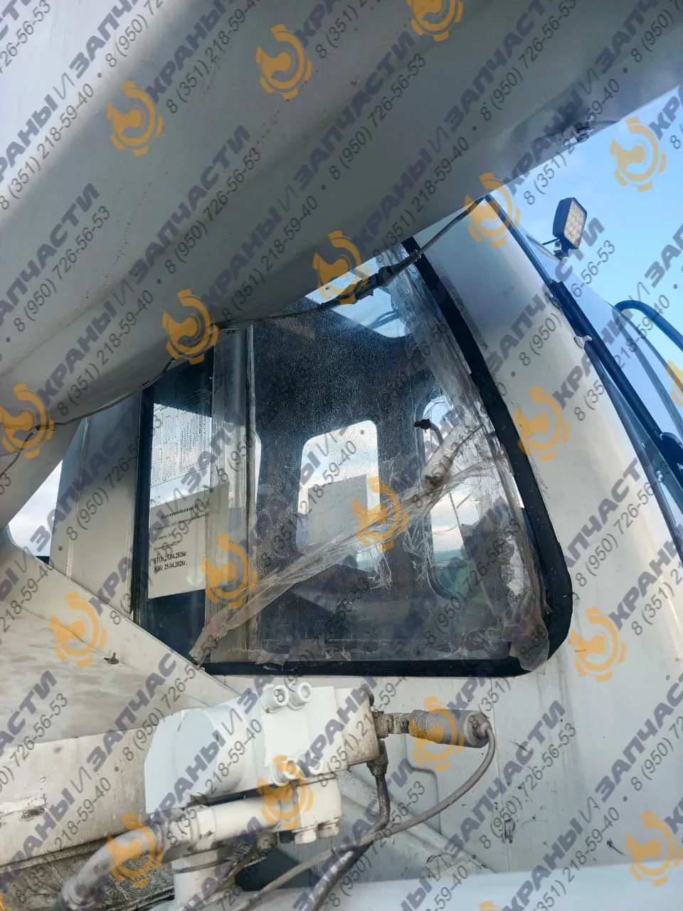 Стекло форточки подвижное правое RSG 008 (800x665) для автокрана Челябинец (новая кабина) КС-45721, КС-55730, КС-55732, КС-55733
