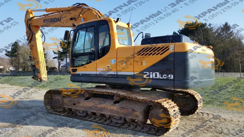 Стекло дверное 750х420 верхняя левая форточка ближе к заднему стеклу (закаленное) 71Q6-03240; 71Q6-03241 для экскаватора Нуundai Robeх 210lc-9, 260lc-9, 290lc-9, 300lc-9, 330lc-9, 450lc-9, 480lc-9