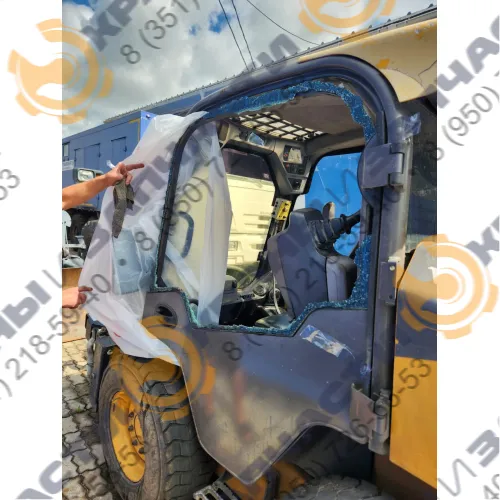 Стекло дверное левое Volvo MC135C, MC110C, MC115C  большой вырез под форточку