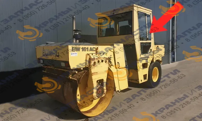 Стекло дверное правое малое ближе к лобовому (закаленное) на каток Bomag Bw161Ac